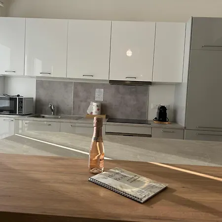 Monica S Next 2 Apartment *