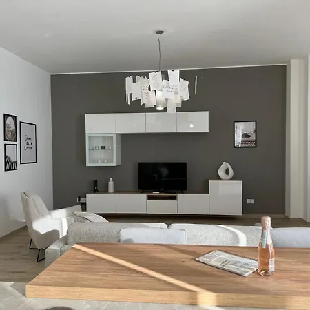 Monica S Next 2 Apartment *